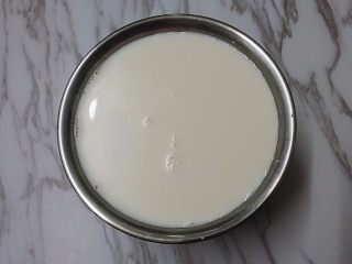 5、蓝莓果酱拉花酸奶,装满即可