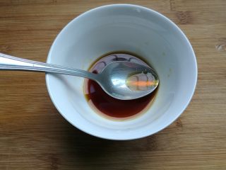 8、蒜香剁椒藕片,小碗内加入生抽1勺、米醋3勺、糖半勺，搅拌均匀。