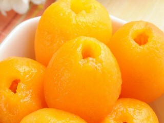 2、润肺枇杷汁,将准备好的枇杷倒入惠尔宝破壁料理机容杯加入适量的蜂蜜。