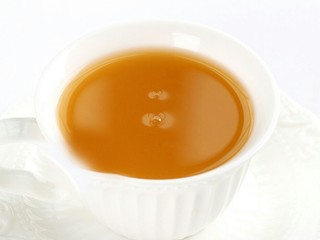 5、润肺枇杷汁,完成后将打好的枇杷倒入容器中。