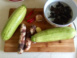 1、朴素的美味➕西葫芦木耳炒香肠,食材合照：笋瓜两小根，窦婆婆自制香肠两小根，干木耳数朵温水泡发，蒜三瓣，姜一小块，小米椒三颗