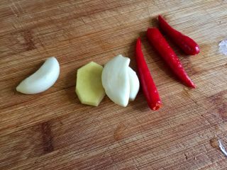 3、朴素的美味➕西葫芦木耳炒香肠,蒜剥皮姜去皮小米椒去蒂清洗备用