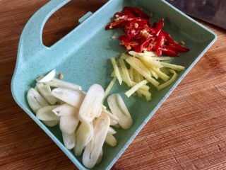 4、朴素的美味➕西葫芦木耳炒香肠,蒜切蒜片，姜切丝，小米椒斜切细丝备用