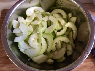 7、朴素的美味➕西葫芦木耳炒香肠,西葫芦切两毫米左右的薄片