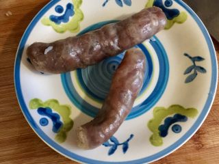 8、朴素的美味➕西葫芦木耳炒香肠,蒸好的香肠取出