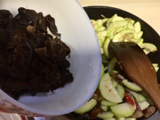 17、朴素的美味➕西葫芦木耳炒香肠,加入木耳翻炒两分钟