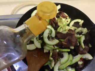 19、朴素的美味➕西葫芦木耳炒香肠,加入一小勺味极鲜翻炒均匀