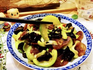 23、朴素的美味➕西葫芦木耳炒香肠,小瓜滑嫩，香肠煎香，搭配木耳，营养更丰富，喜欢的宝宝们，快来试试吧????