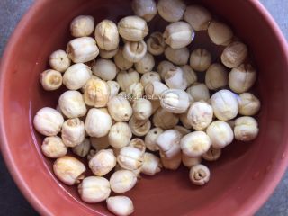 3、秋季润肺养颜，来一碗红枣银耳羹,莲子提前浸泡