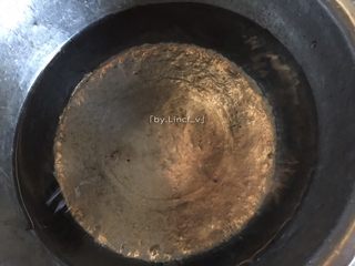 8、秋季润肺养颜，来一碗红枣银耳羹,接着用一锅，装适量清水煮沸