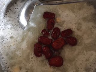 10、秋季润肺养颜，来一碗红枣银耳羹,加入洗净后的红枣