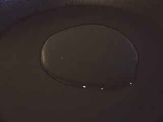 4、香肠炒饭,锅内放少许油