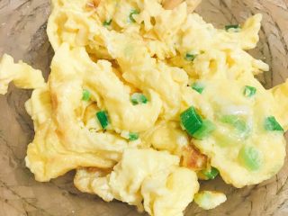 6、香肠炒饭,盛出葱花蛋