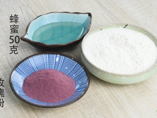 1、玫瑰丸，舒心美颜养肝,材料准备好。玫瑰花磨成粉，要尽可能的磨细，越细越好，口感会差别很大。