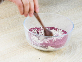 2、玫瑰丸，舒心美颜养肝,怀山药粉和玫瑰花粉一起拌匀。