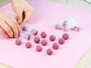 5、玫瑰丸，舒心美颜养肝,做好的玫瑰丸，用食品纸包着。