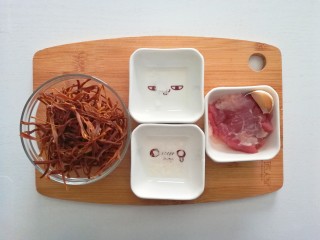 1、蒜香笋干炒肉,食材准备：笋干25克、猪肉45克、蒜瓣1瓣、盐少许、糖少许