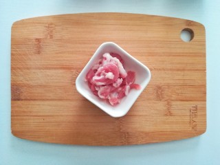 2、蒜香笋干炒肉,将猪肉放入淘米水中浸泡20分钟，浸泡可以使猪肉中的细菌和血水全部去除，再用流动的清水清洗干净并切成薄片，并加入少许生粉和植物油搅拌均匀，腌制10分钟左右