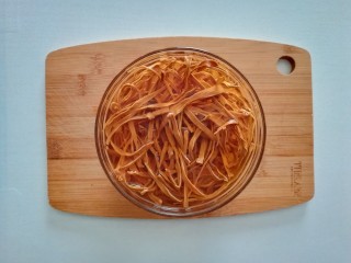 4、蒜香笋干炒肉,将笋干用清水清洗一篇后，再用清水浸泡30分钟，捞出沥干水分备用