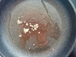 6、蒜香笋干炒肉,加入蒜蓉爆香