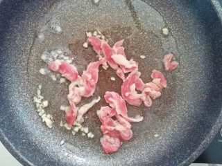 7、蒜香笋干炒肉,再放入腌制好的肉片