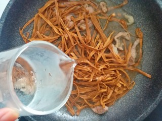 10、蒜香笋干炒肉,再加入适量的清水或者开水都可以，转中小火慢慢煮，大约煮15分钟左右即可