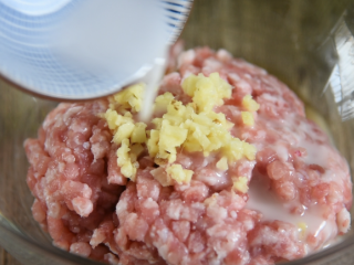 1、蒸菜，好吃，易做！不收藏后悔哦！,倒入姜末、盐、料酒、水淀粉，搅拌均匀