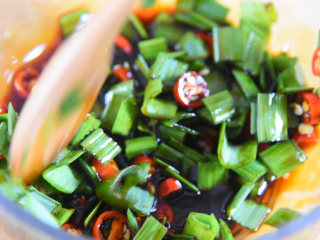 2、蒸菜，好吃，易做！不收藏后悔哦！,倒入小米椒圈、青蒜段、生抽，搅拌均匀