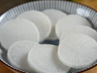 3、蒸菜，好吃，易做！不收藏后悔哦！,将萝卜去皮，切片，铺在盘子里