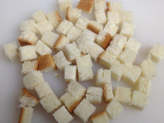 1、奶油蘑菇汤,吐司面包切成1cm丁状大小放入烤盘中或瓷碗中