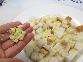 3、奶油蘑菇汤,混合芝士均匀的撒在面包丁表面