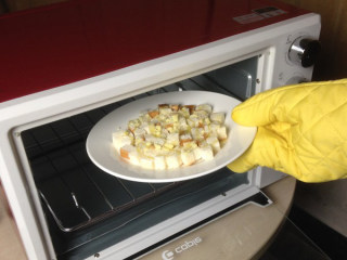 4、奶油蘑菇汤,吐司面包丁进烤箱220摄氏度，上下火，烤10分钟