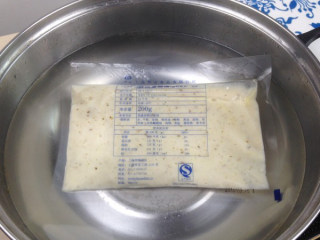 5、奶油蘑菇汤,同时将料理包带包装水煮加热10分钟