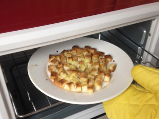 7、奶油蘑菇汤,考好的面包丁装盘待用