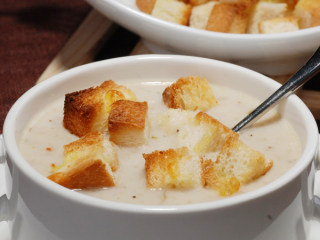 8、奶油蘑菇汤,将面包丁放入加热好的奶油蘑菇汤即可享用