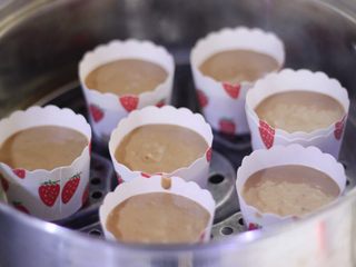 7、红糖发糕，蒸的好吃不上火！,蒸锅中加入足量的水，大火烧开后放入面糊