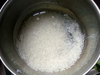 2、#宝宝辅食#香菇肉末胡萝卜粥,大米淘洗干净，放适量水浸泡