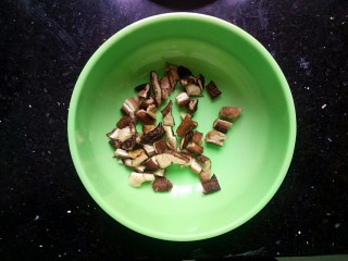 3、#宝宝辅食#香菇肉末胡萝卜粥,香菇泡发切成丁