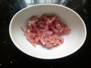 4、#宝宝辅食#香菇肉末胡萝卜粥,瘦肉剁成肉末