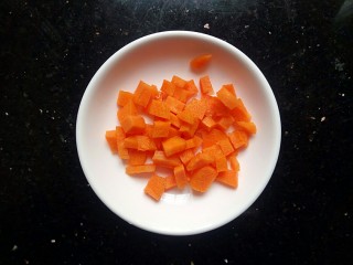 5、#宝宝辅食#香菇肉末胡萝卜粥,胡萝卜也切丁