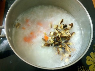 9、#宝宝辅食#香菇肉末胡萝卜粥,加入胡萝卜，香菇丁