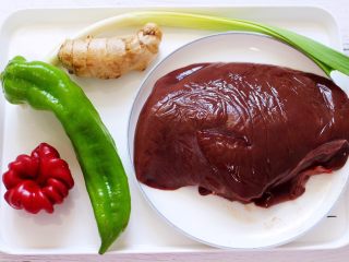 1、辣爆猪肝,首先备齐所有的食材。