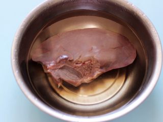 4、辣爆猪肝,然后把猪肝浸泡一个小时左右。