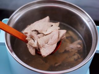 7、辣爆猪肝,焯至猪肝断生变色即可(这个过程大概10秒左右)不要焯的时间过长、以免猪肝焯老了,影响口感。