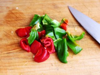 8、辣爆猪肝,把青红椒洗净后,用刀切成块状。