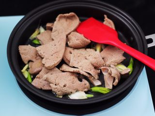 10、辣爆猪肝,这个时候加入焯过水的猪肝,大火进行翻炒。