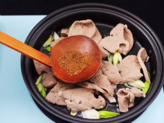 11、辣爆猪肝,加入花椒粉增加香味。