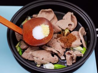 12、辣爆猪肝,再加入适量的盐和鸡精调味。