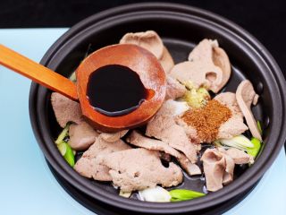 13、辣爆猪肝,最后加入生抽调色。