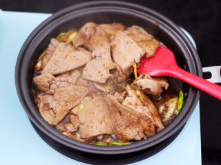14、辣爆猪肝,大火进行翻炒至所有的食材和调料混合均匀。